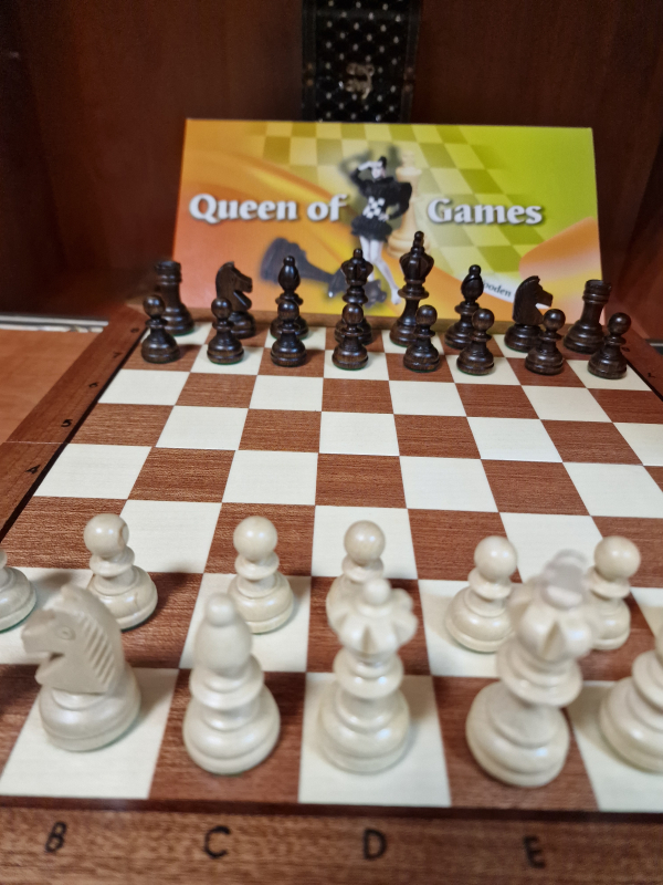 Drevené šachy queen of games, 35x35 cm
