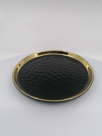 Dekoračný tanier  zdobený reliéfnym vzorom a zlatými doplnkami