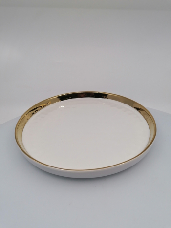 Biely dekoračný tanier  zdobený reliéfnym vzorom a zlatými doplnkami